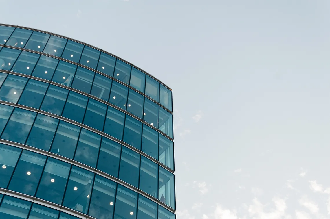 Edificio de cristal con cielo azul