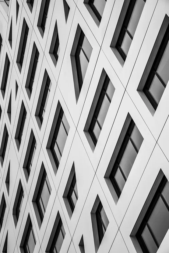 Edificio blanco con ventanas negras 